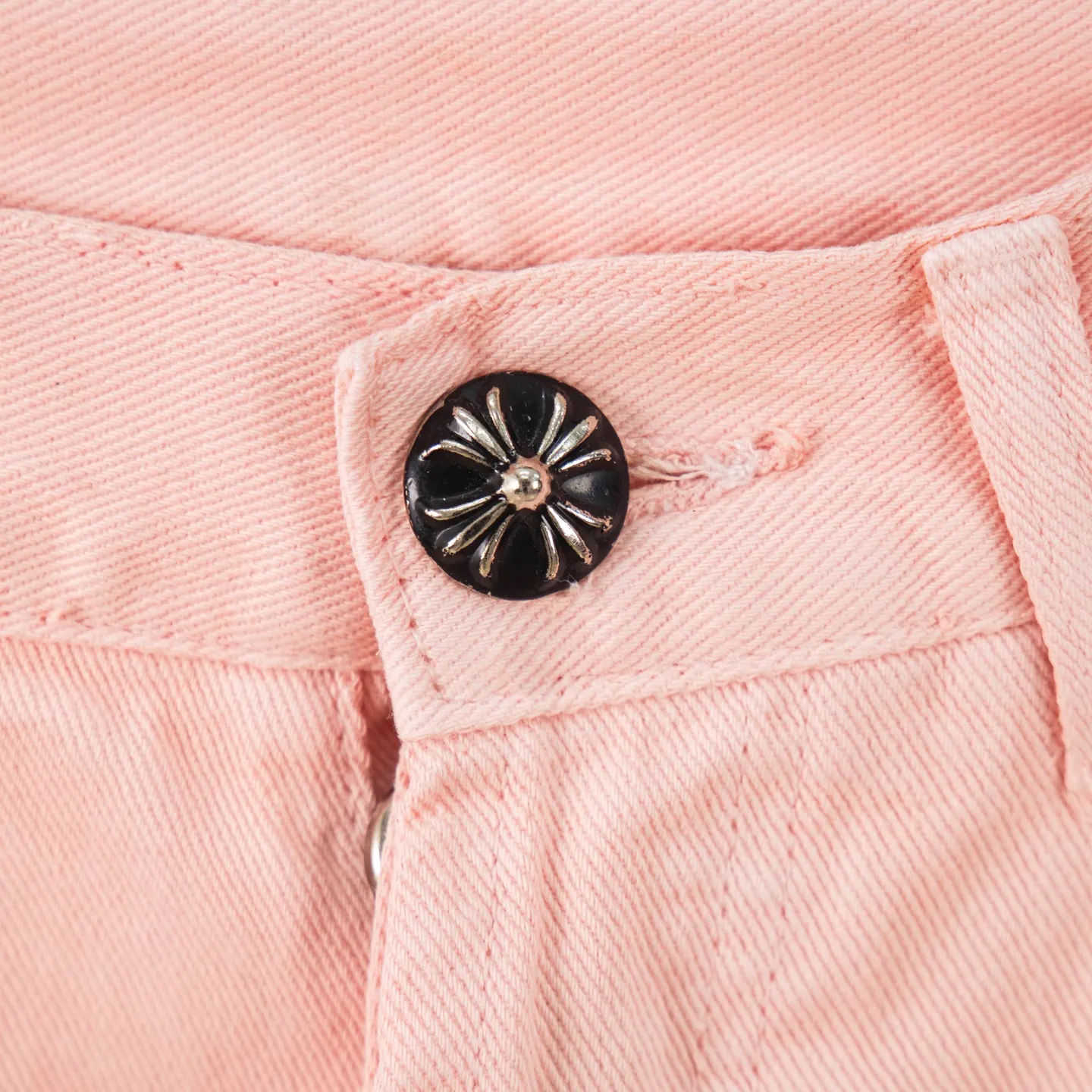 P270 Chrome hearts | CH Chrome hearts Limited edition cherry blossom pink leather jeans for girls. Charming dopamine personality jeans. Indispensable for fashionistas. The same model for celebrities. A model touted by many bloggers. This new pair of pants is perfect in terms of shape and upper body. It is no exaggeration to say that making a pair of jeans is equivalent to making 20 short-sleeved jeans. The fabric is made of high-quality imported denim. It has a unique high-end texture. I am very satisfied with it after washing and proofing several times. Style number: 1730# Color: Sakura pink Size: 28 30 32 34